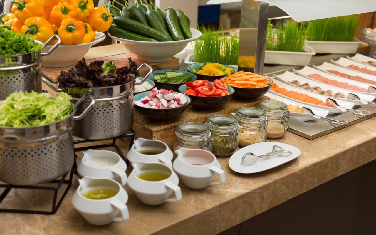 Saad Hotel Astana Extérieur photo A salad bar